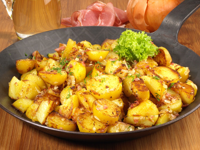 Bratkartoffeln mit Salat