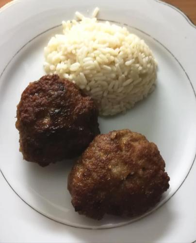 Faschierte Laibchen mit Reis und Kartoffelmayosalat