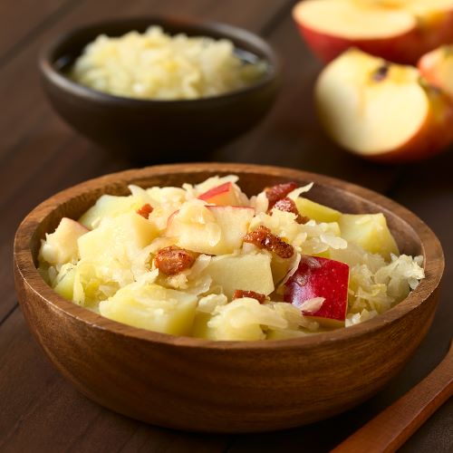 Kartoffel Sauerkrautsalat mit Äpfeln und Speck