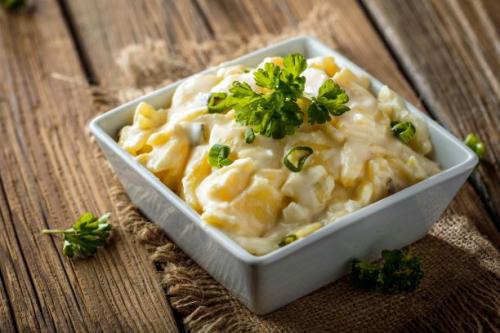 Kartoffelsalat mit Mayonaise und Joghurt Dressing
