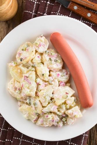 Kartoffelsalat mit Mayonnaise und Würstchen