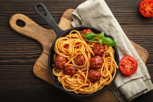 Spaghetti mit Fleischbällchen in Tomatensauce