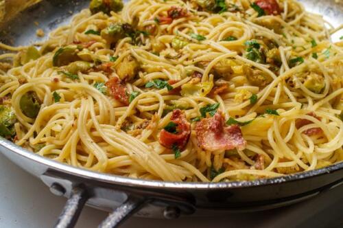 Spaghetti mit Rosenkohl und Speck