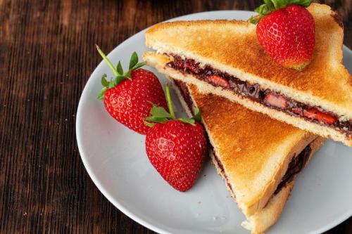 Toast mit Schoko-Nuss Aufstrich und Erdbeeren