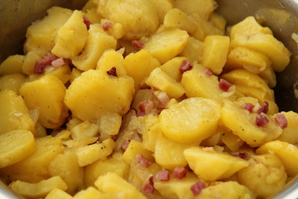Lauwarmer Kartoffelsalat mit Speckwürfel