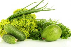 grüner Salat mit Gurke und Avocado